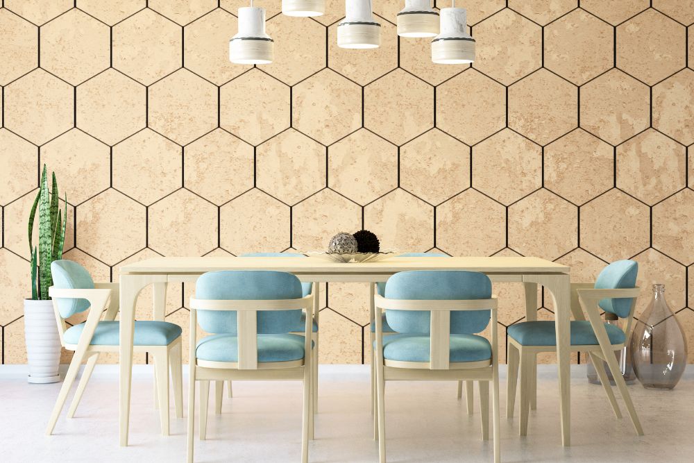 כיסאות אוכל ציבעוניים ושולחן עץ