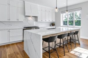 כסאות בר שחורים במטבח