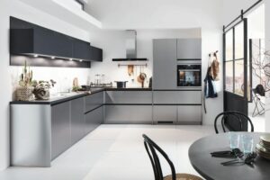 מטבח יוקרתי אפור ומכשירי חשמל