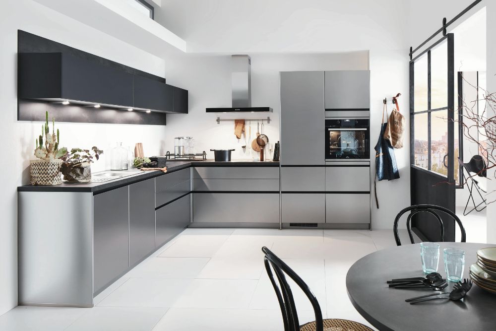 מטבח יוקרתי אפור ומכשירי חשמל