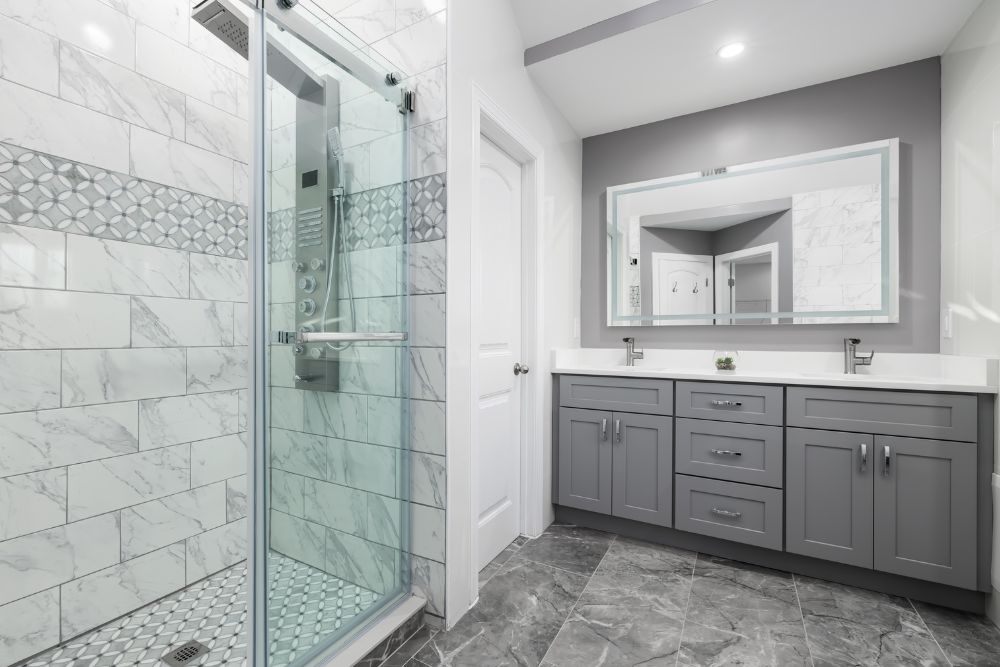 מקלחון דלתות זכוכית