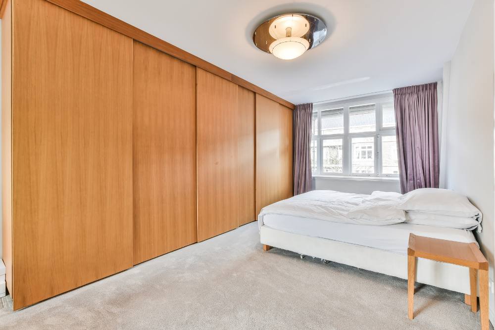 ארון הזזה בתוך חדר שינה