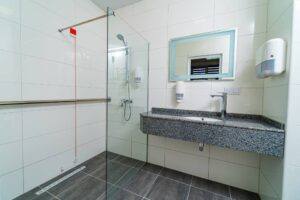 מקלחון נגיש לאנשים עם מוגבלות