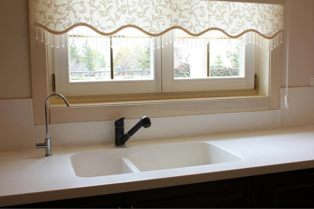 כיור חרס במטבח פרובנס