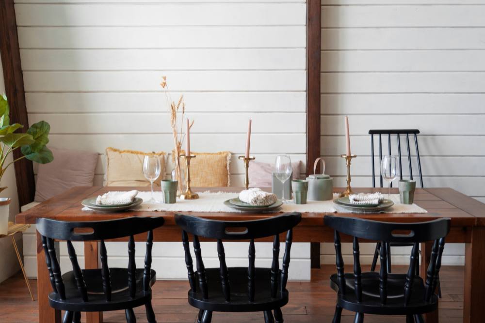 פינת אוכל מעץ וכסאות עץ