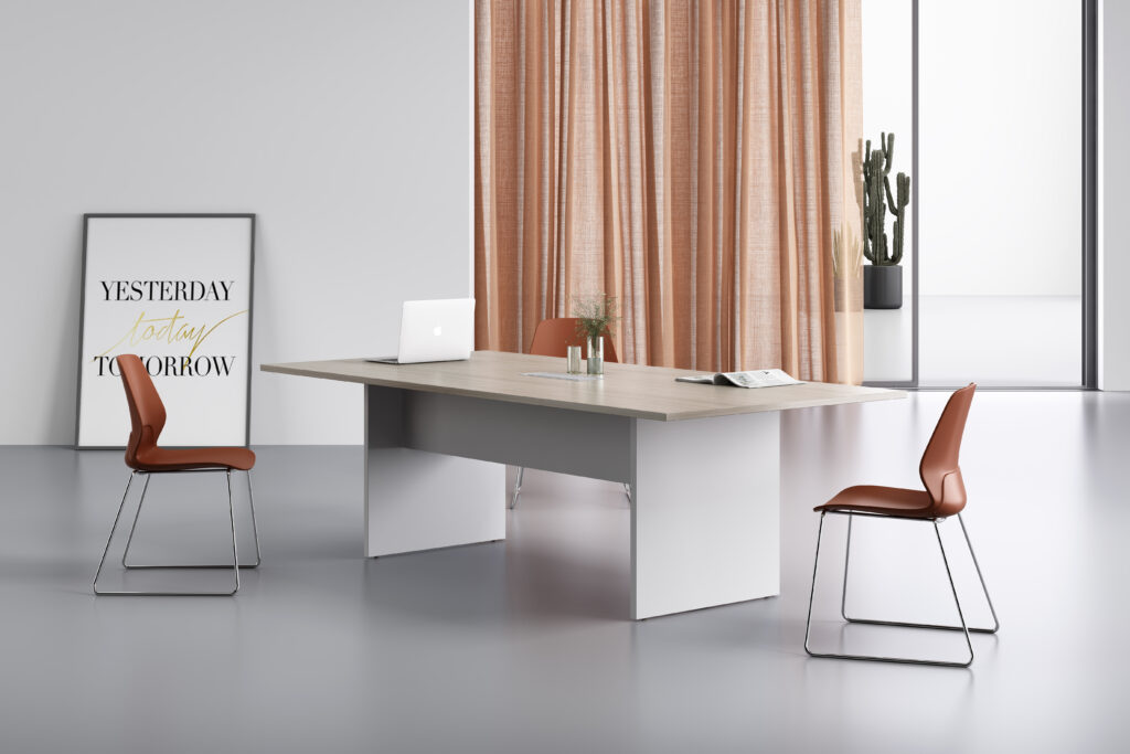 שולחן כתיבה וכסאות משרדיים