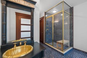 זכוכית מעוטרת וחיפויי טקסטורה במקלחון