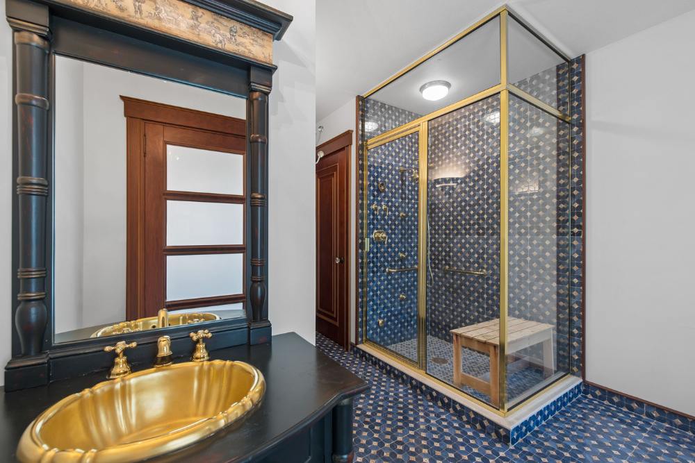 זכוכית מעוטרת וחיפויי טקסטורה במקלחון